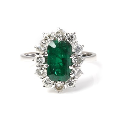 Lot 1182 - An emerald and diamond cluster ring