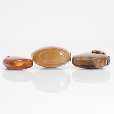 Lot 174 - A collection of three Chinese agate snuff bottles