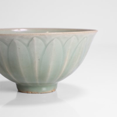 Lot 325 - A Chinese celadon-glazed bowl