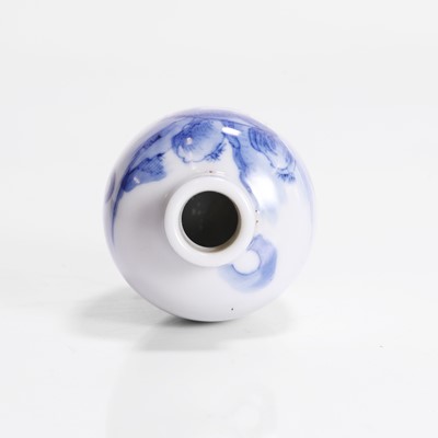 Lot 164 - A Chinese blue and white snuff bottle