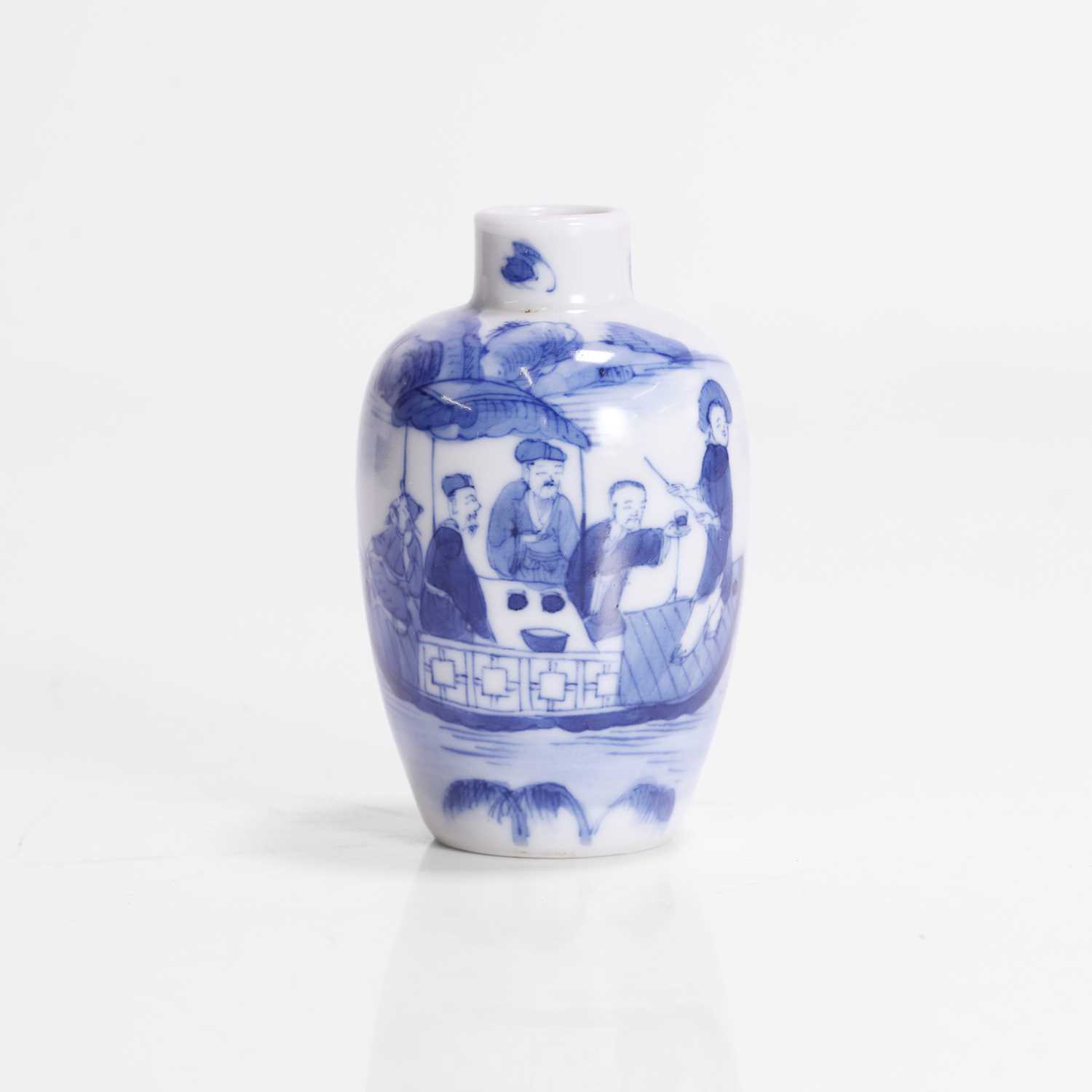 Lot 164 - A Chinese blue and white snuff bottle