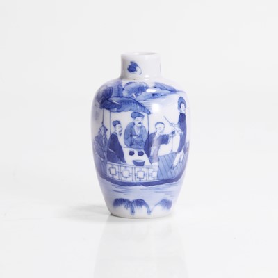 Lot 164 - A Chinese blue and white snuff bottle