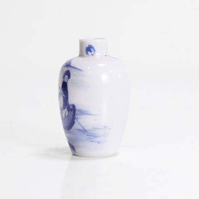 Lot 164 - A Chinese blue and white snuff bottle