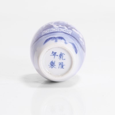 Lot 164 - A Chinese blue and white snuff bottle