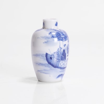 Lot 164 - A Chinese blue and white snuff bottle
