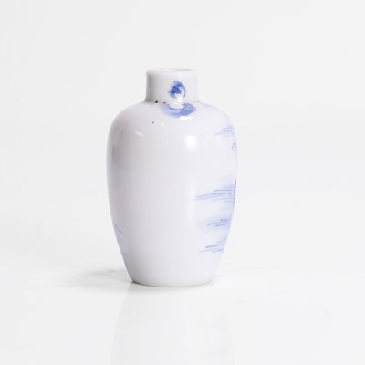 Lot 164 - A Chinese blue and white snuff bottle