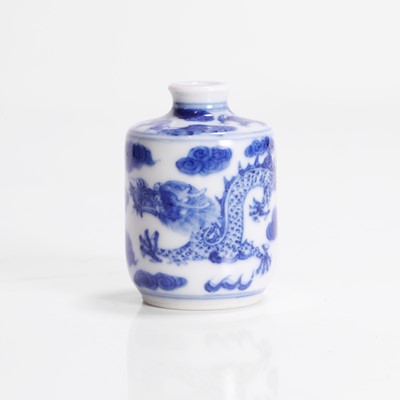 Lot 162 - A Chinese blue and white snuff bottle