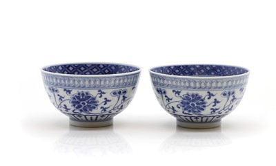 Lot 295 - A pair of Chinese blue and white bowls