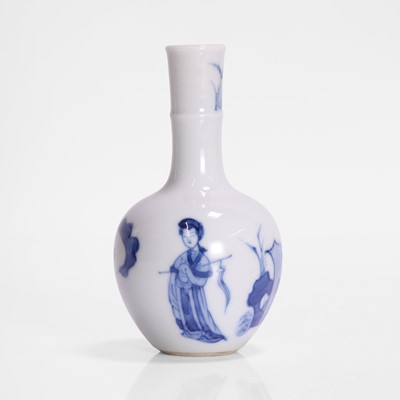 Lot 169 - A Chinese miniature blue and white vase