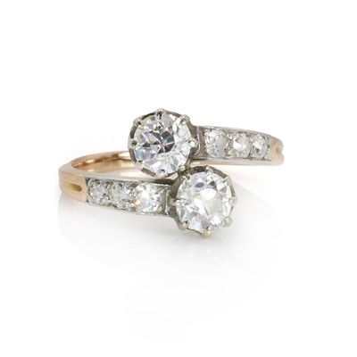 Lot 58 - An early 20th century diamond Toi et Moi ring