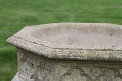 Lot 644 - A large Haddonstone garden urn