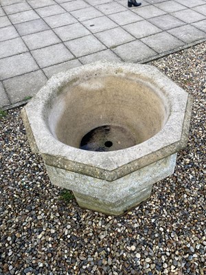Lot 644 - A large Haddonstone garden urn