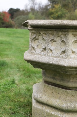 Lot 644 - A large Haddonstone garden urn