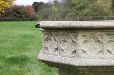 Lot 644 - A large Haddonstone garden urn