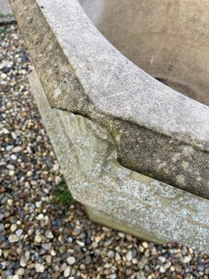 Lot 644 - A large Haddonstone garden urn