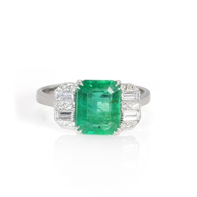 Lot 243 - An emerald and diamond ring