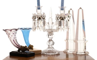 Lot 390 - A collection of glass items