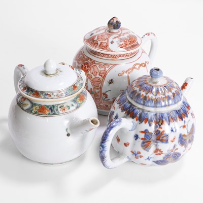 Lot 389 - A collection of Chinese export porcelain teapots