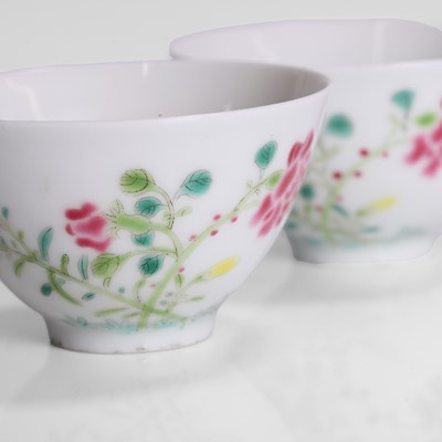 Lot 396 - A pair of Chinese famille rose teacups