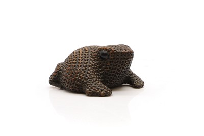 Lot 323 - A carved treen snuff box in the form of a toad