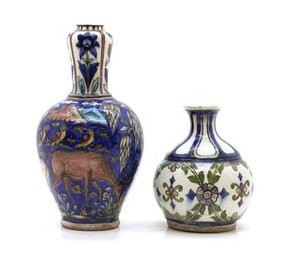 Lot 272 - An Iznik vase