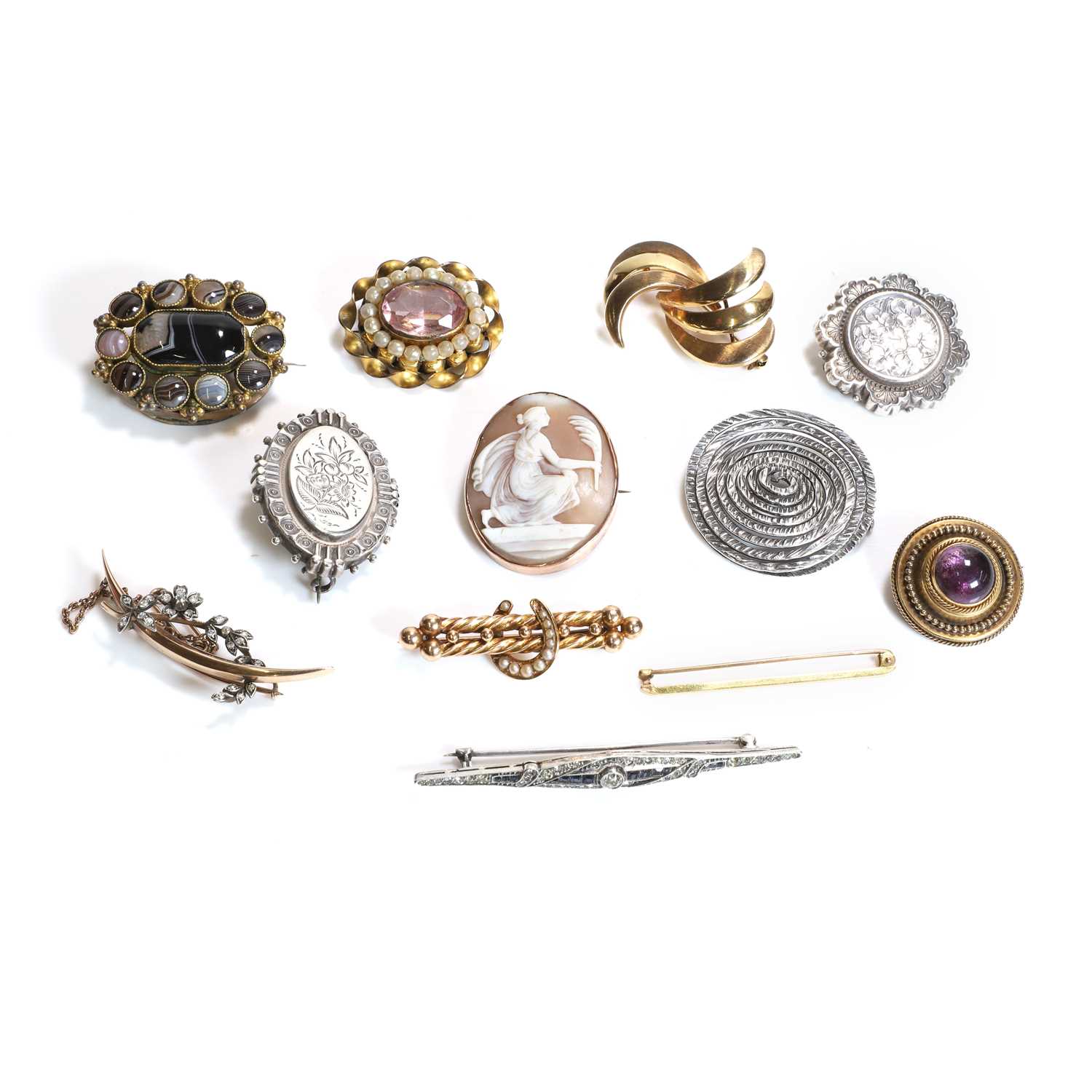 Lot 1381 - A collection of antique and later brooches