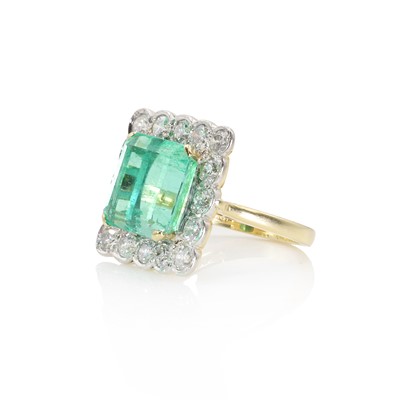 Lot 238 - An 18ct gold Colombian emerald and diamond cluster ring