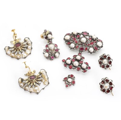 Lot 1376 - A group of Austro-Hungarian split pearl and garnet jewellery