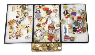 Lot 559 - A collection of Soviet and US military buttons badges and medals