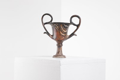 Lot 429 - An Apulian-style red-figured kantharos