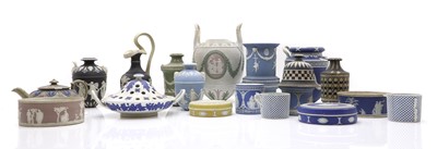 Lot 104 - A collection of Wedgwood pottery items