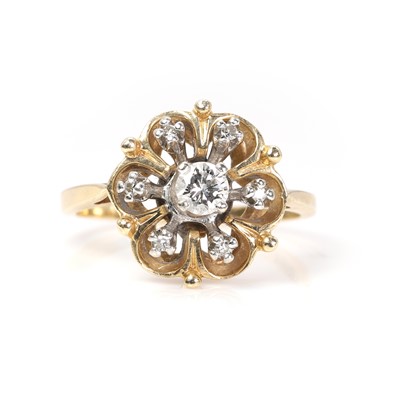 Lot 1133 - A diamond cluster ring