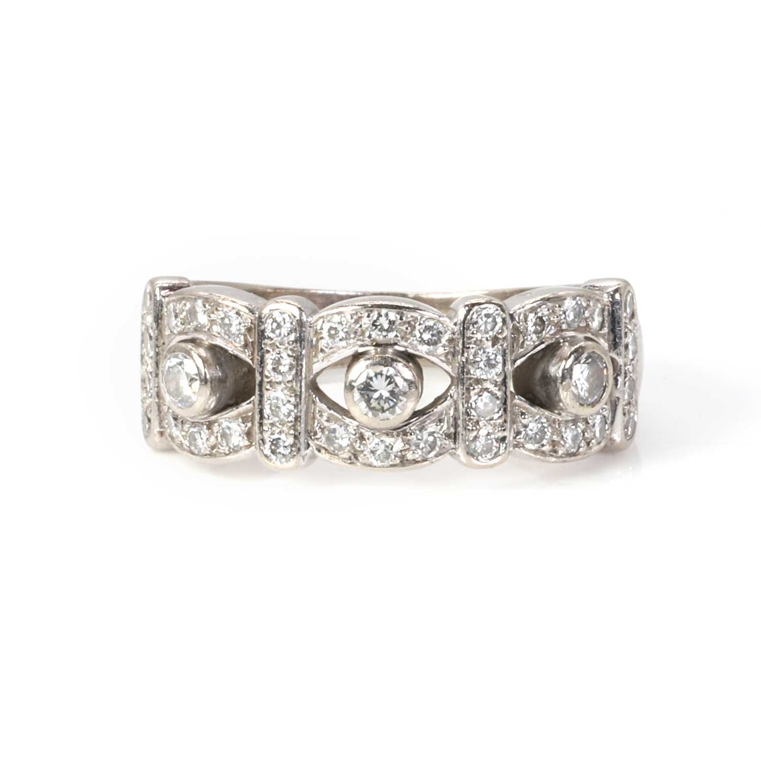 Lot 1094 - An 18ct white gold diamond ring