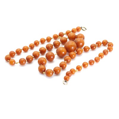 Lot 1212 - A single row graduated amber bead necklace