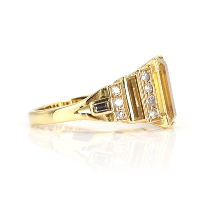 Lot 158 - A yellow beryl and diamond ring