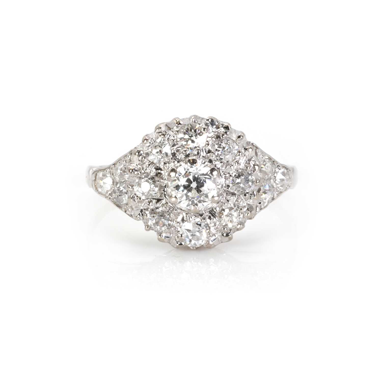 Lot 1067 - A diamond cluster ring