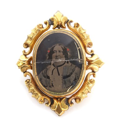 Lot 1016 - A Victorian swivel mourning brooch