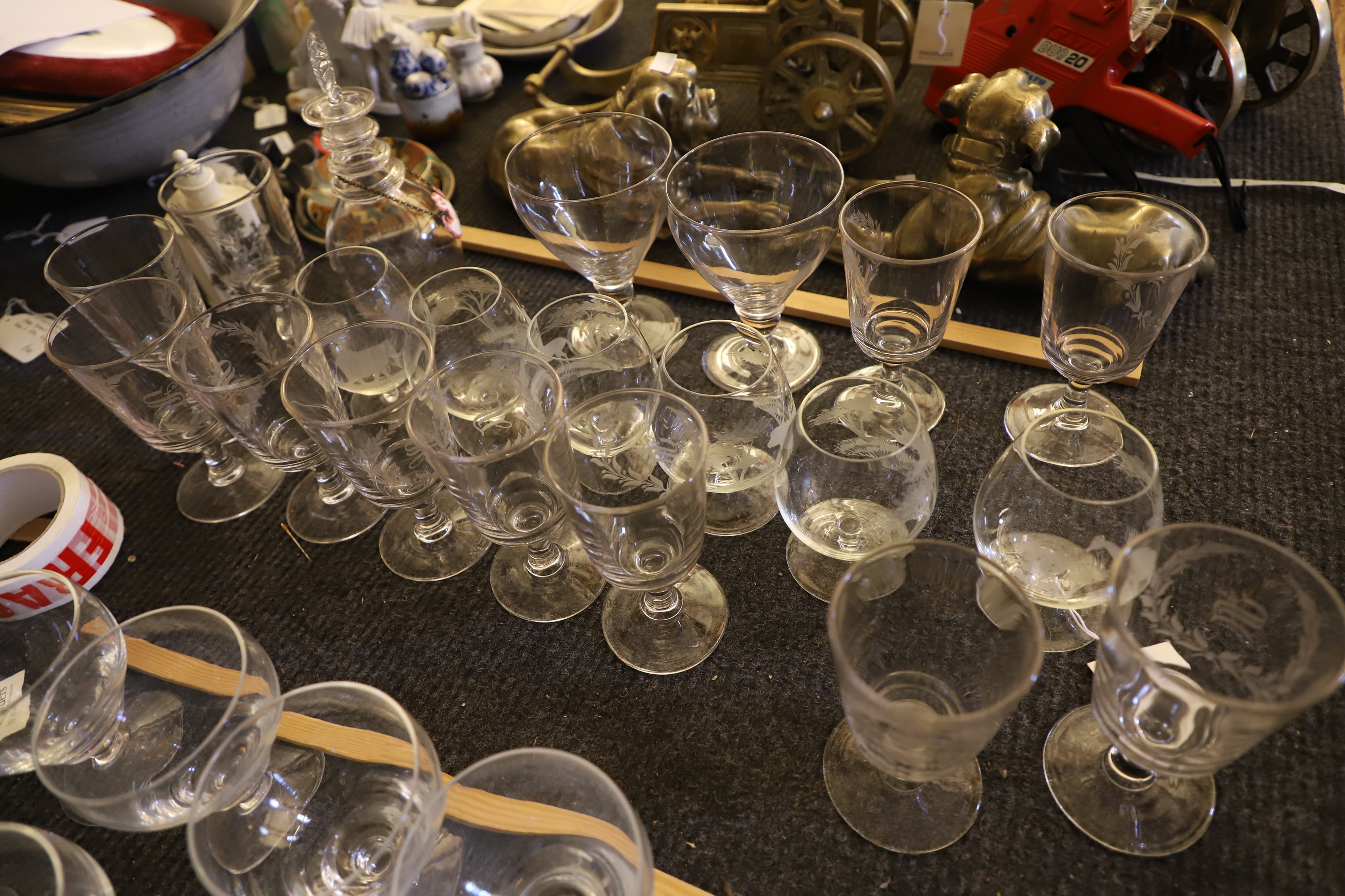 Lot 395 - A collection of glassware,