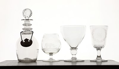 Lot 395 - A collection of glassware