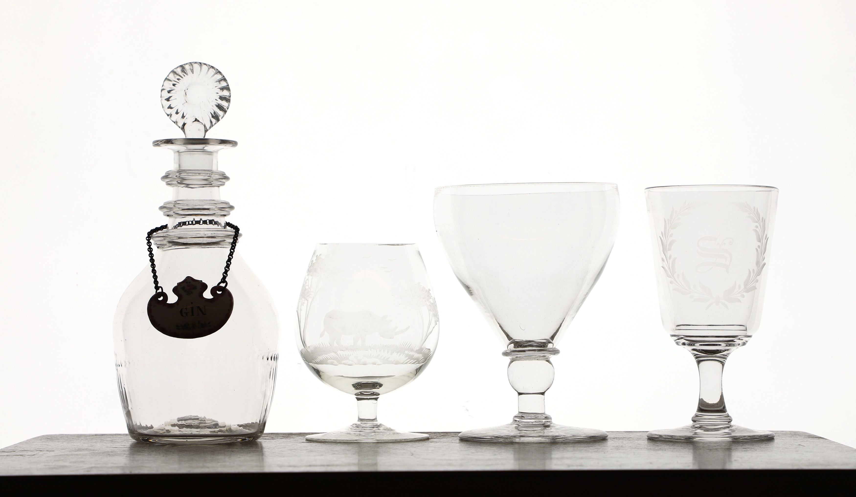 Lot 395 - A collection of glassware,