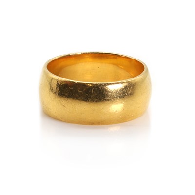 Lot 1419 - A 22ct gold wedding band