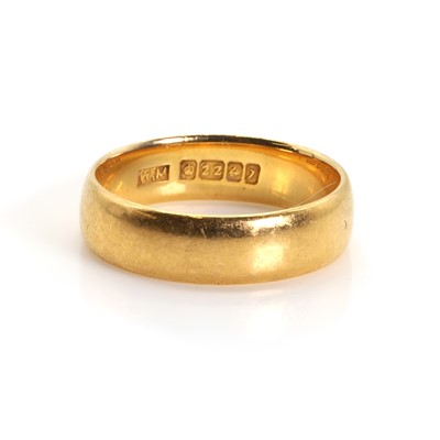 Lot 1421 - A 22ct gold wedding band