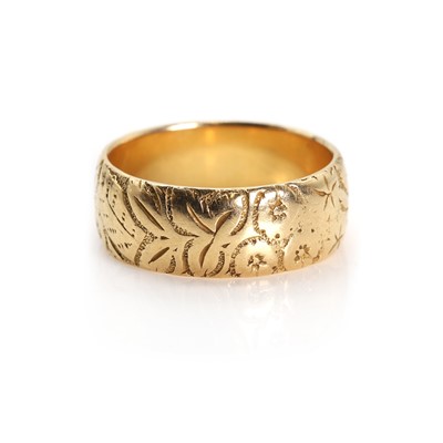 Lot 1025 - A late Victorian 18ct gold engraved wedding band