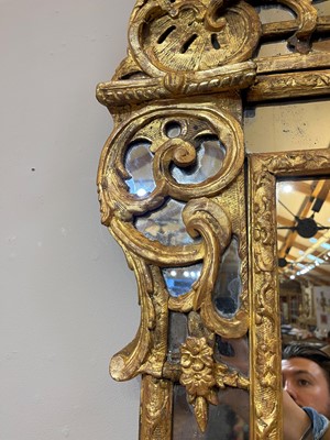 Lot 356 - A Régence giltwood mirror