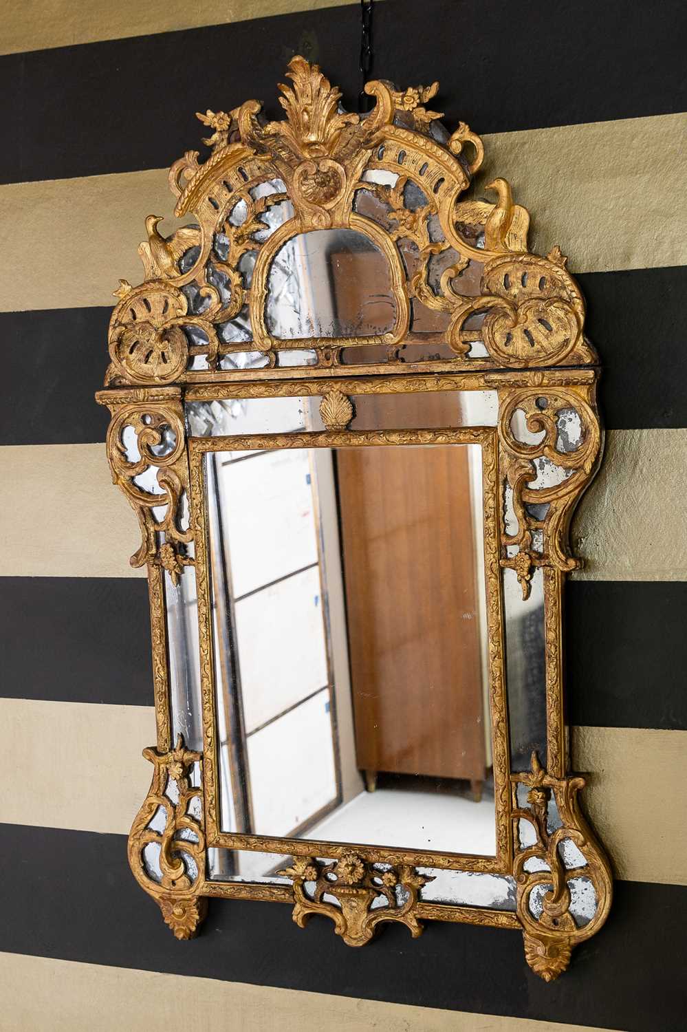 Lot 356 - A Régence giltwood mirror