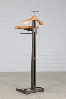 Lot 460 - A contemporary gentleman's valet