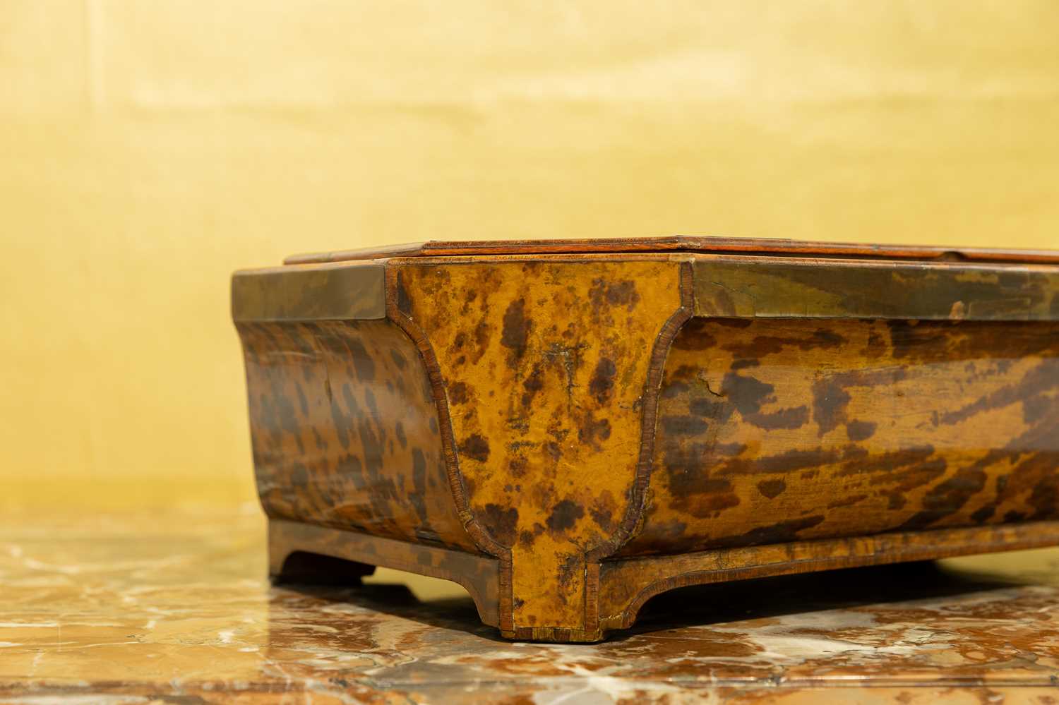 Lot 368 - A tortoiseshell box