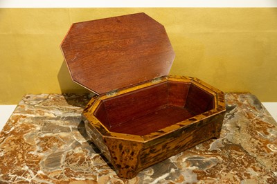 Lot 368 - A tortoiseshell box