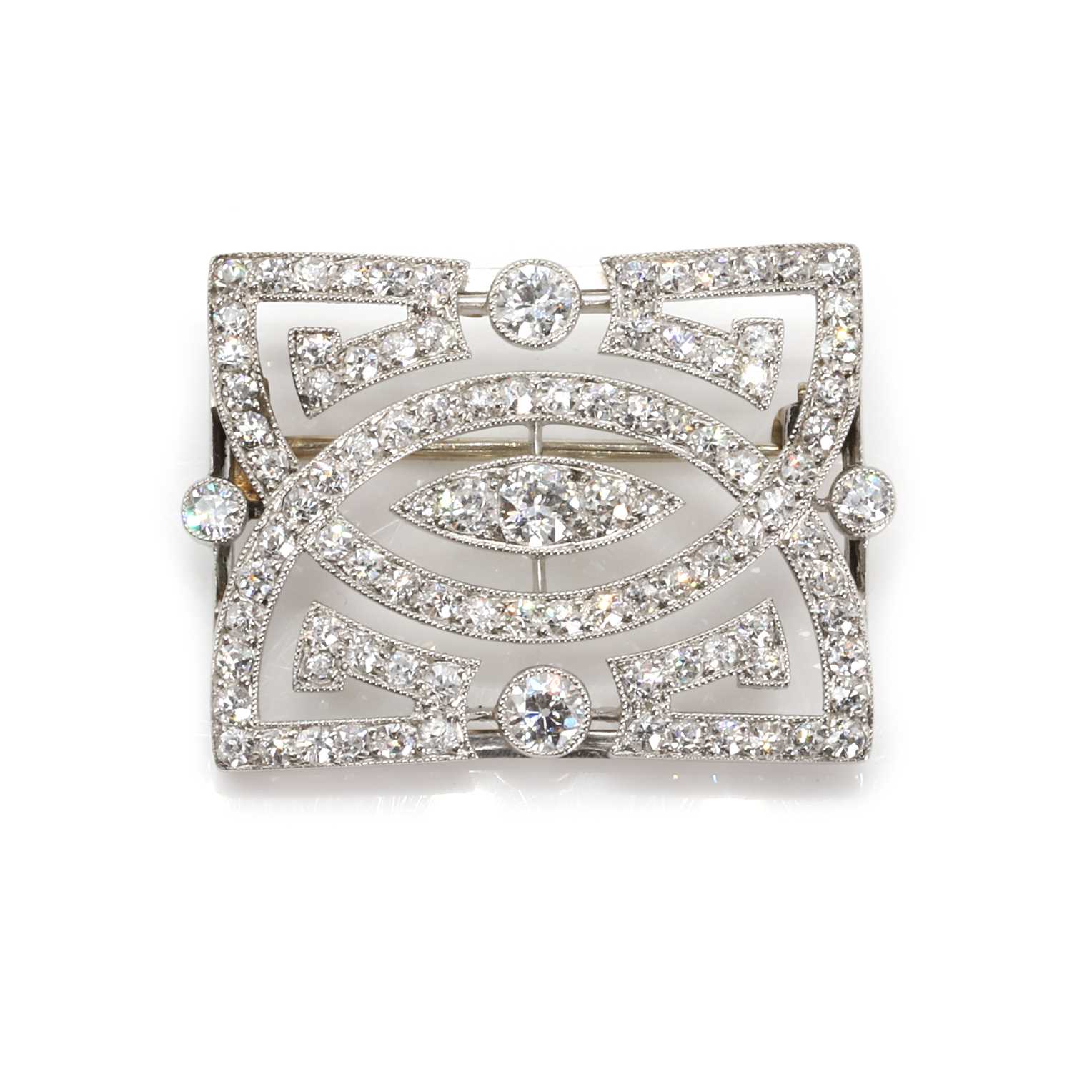 Lot 65 - An early 20th century diamond brooch