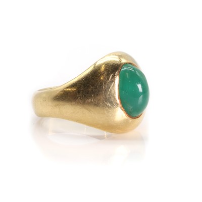 Lot 191 - A cabochon emerald single stone ring